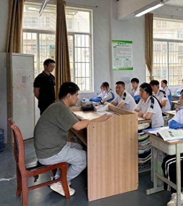 一位“渐冻”教师的“最后一课”