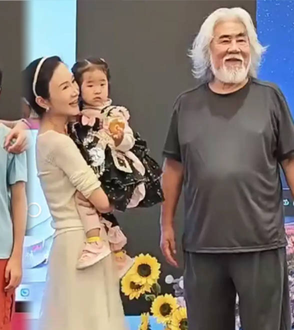 张纪中夫妇为小女儿办生日宴，一家六口好甜蜜