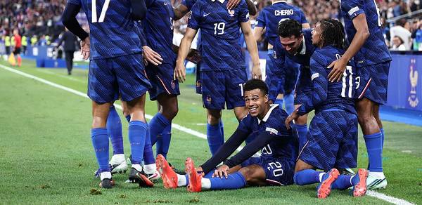 组图：法国4-1比利时 众将开心庆祝进球