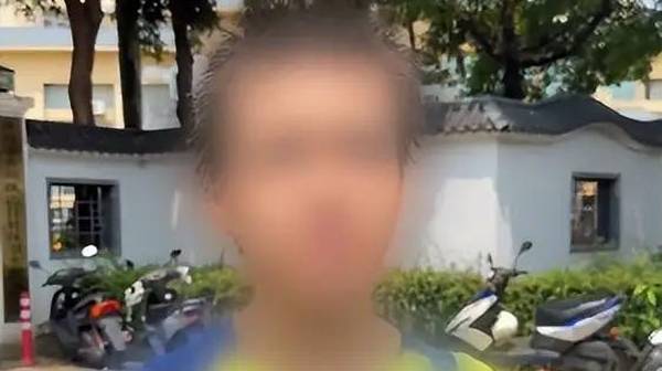 母亲留12岁男孩独居出租房 欠租七万