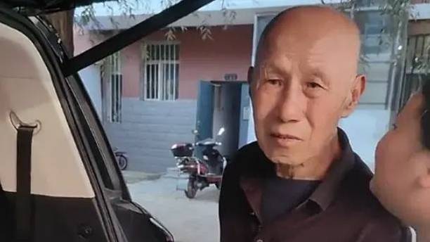 父亲过寿女儿送“废品纸壳”，老人表情令人心疼，他的节省成了笑话