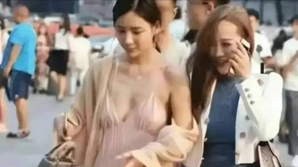 反正人长得漂亮，穿衣服就很任性，走在大街上也不尴尬