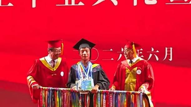 学生扛着一扁担马拉松奖牌参加毕业典礼，回应：两年跑7835公里，老师同学都在欢呼