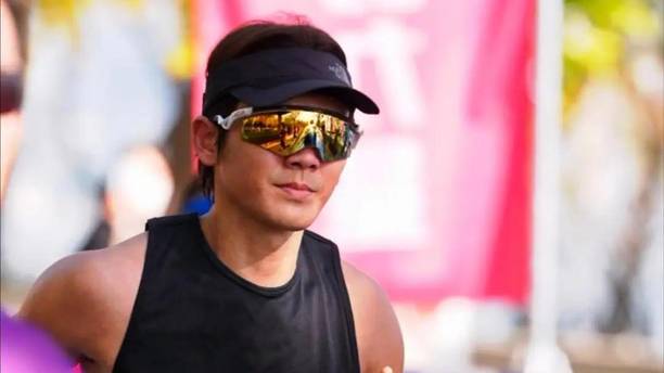 51岁钟汉良悉尼马拉松被偶遇，短发造型好精神，他妹妹也同行
