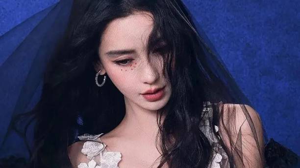 杨颖两套裙装：从“蕾丝公主”到“复古甜酷”，她把白色穿出了灵魂！