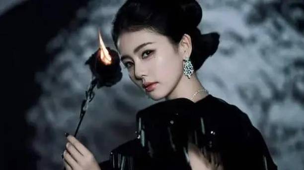 芭莎红毯白鹿化身黑天鹅，高定搭配非遗团扇亮相，中西相融的造型惊艳全场