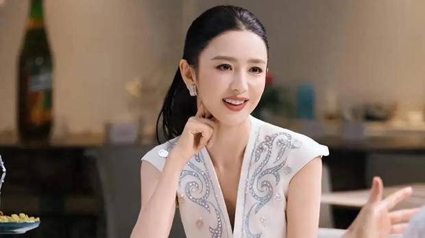 佟丽娅人气急速回升，晒出最新优雅美照，诠释成熟女人的稳重美