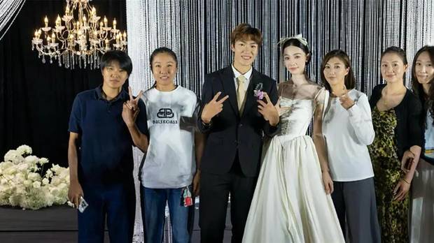 9月18日：30岁1米85中国田径美女大婚！身材修长又美又酷，22岁丈夫帅气十足