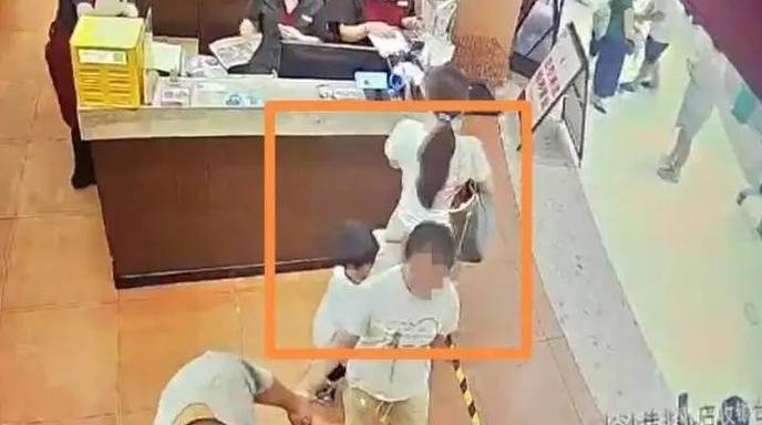 男童碰臀事件女子：我干自媒体的 当然要流量