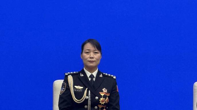 徒手夺刀救人的禁毒女警 亮相国新办见面会