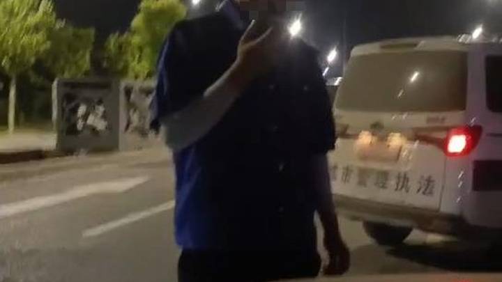 一城管与私家车主争执后倒地拦车，车主质疑其碰瓷，你怎么看？