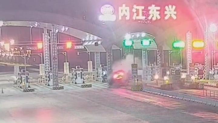 男子开自动驾驶打瞌睡撞上收费站安全岛，司机应该承担赔偿责任吗？