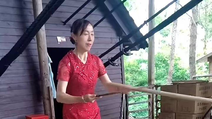 岳阳70后大姐表演非物质文化遗产打花棍惊艳全网，是实打实的真功夫吗？