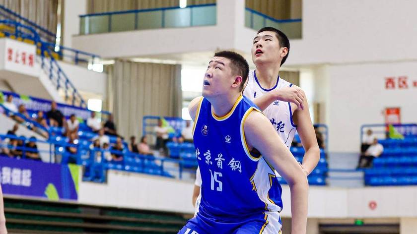 轰25分19板6帽！中国男篮18岁2米13中锋新星崛起：再夺篮板王