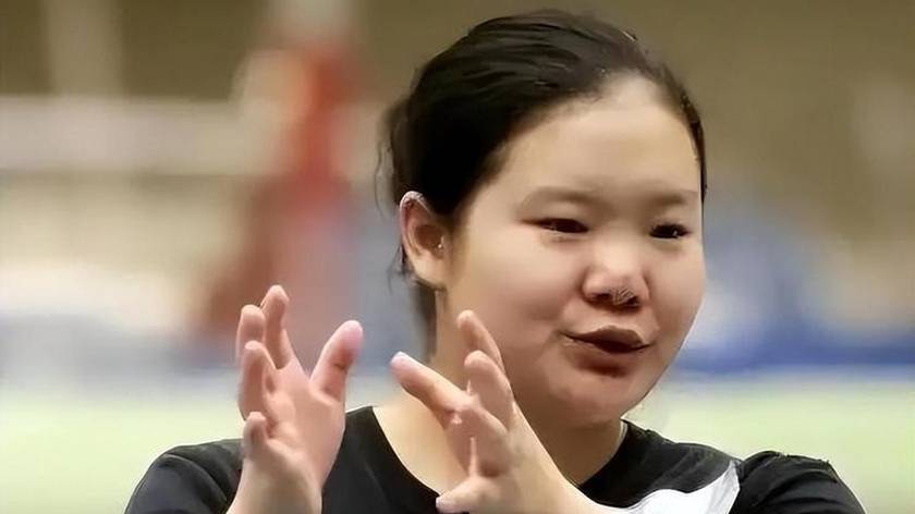 他是中国体操第一人，退役后娶小9岁队花，培养女儿成体操裁判
