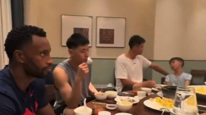 大胜看卢伟咋说！广东队吃大餐看揭幕战，萨姆纳显眼徐杰讨论比赛