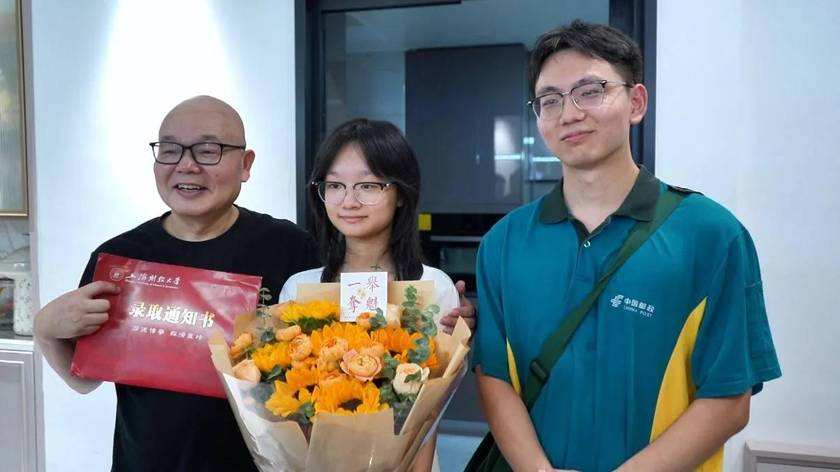 拿到武汉首封大学录取通知书，“淡定学霸姐”现场支招