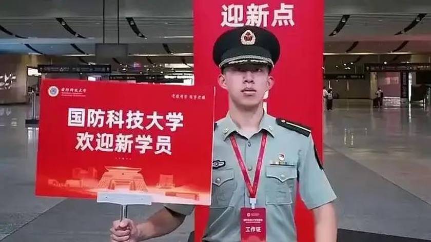 国防科技大学车站迎接新生 网友：一身正气