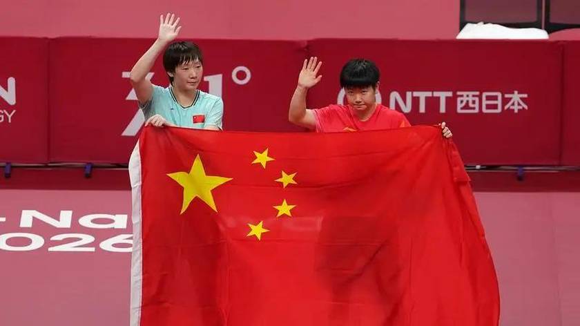 亚运-王曼昱4-2孙颖莎夺冠 两人举国旗致意观众