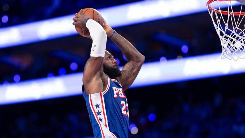 NBA-76人胜骑士 詹姆斯双手暴扣