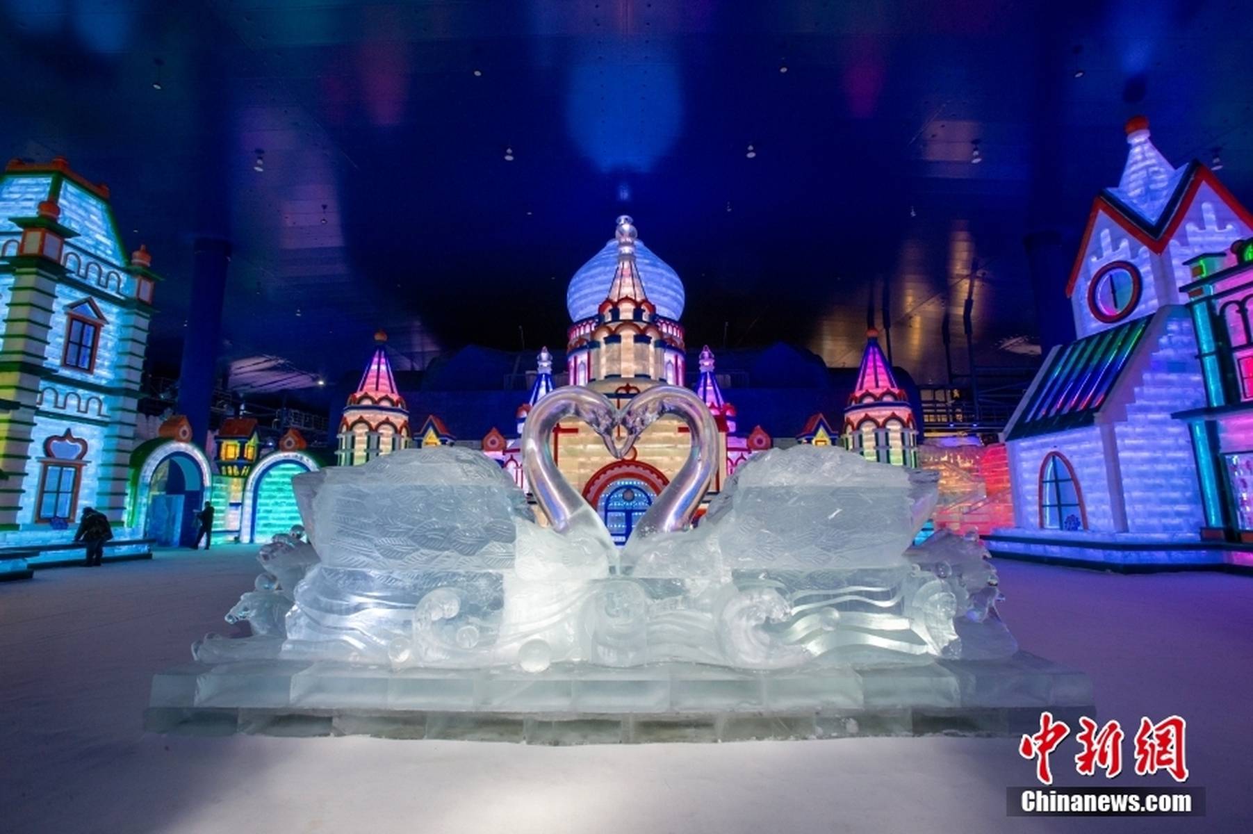 冰雪未消融 世界最大室内冰雪主题乐园开馆迎客