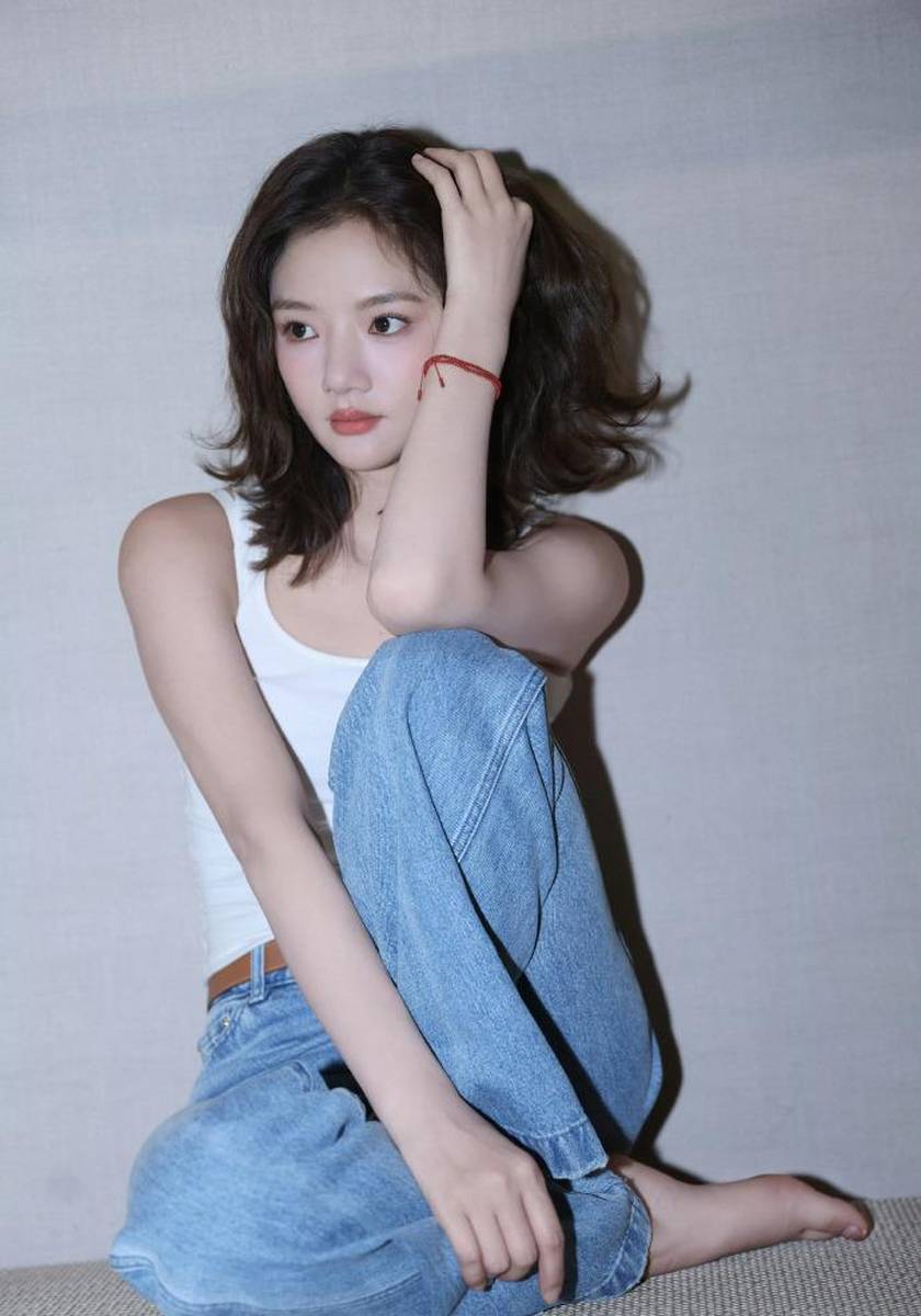 任敏穿牛仔裤光脚丫灵动可人，率真模样尽显青春正能量！
