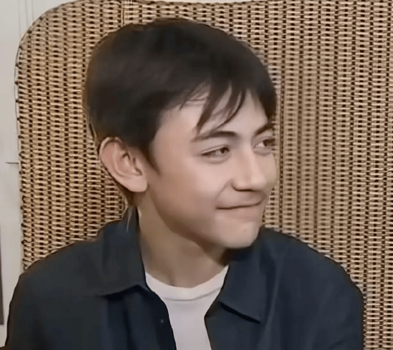 刘烨儿子诺一登上法国新闻 笑容腼腆少年感十足