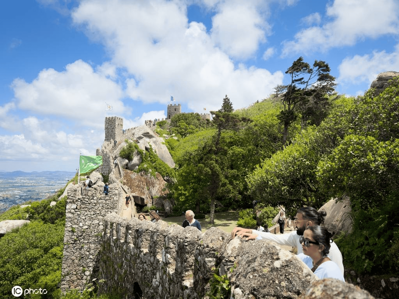 葡萄牙里斯本摩尔人城堡历史悠久 绝佳位置吸引游客前来观光探索