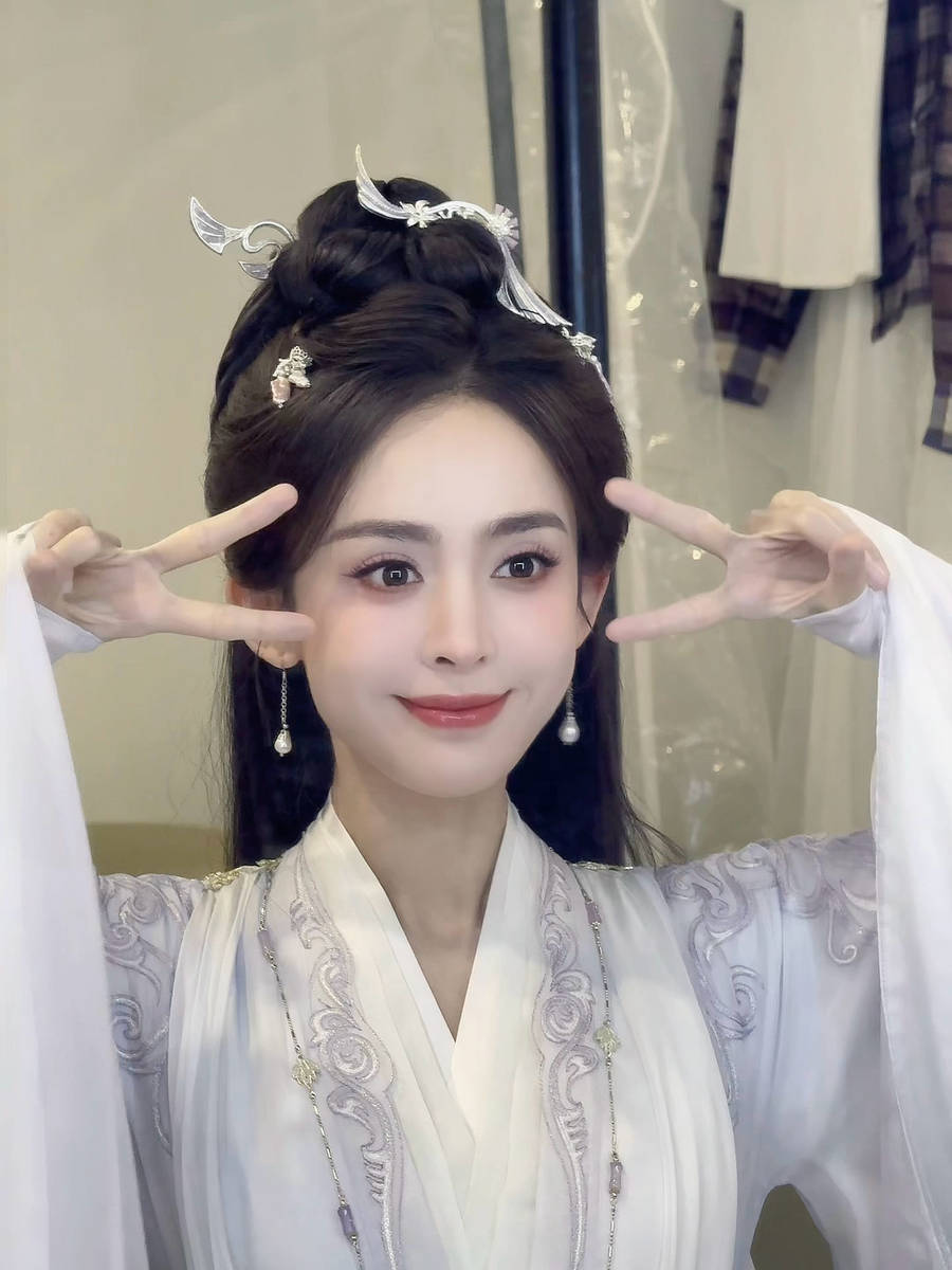 搜狐娱乐讯 近日,古力娜扎拍摄的一组古装造型美照释出,她开心比剪刀