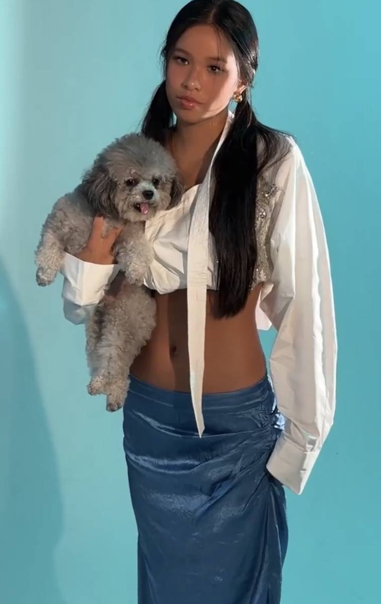 张庭晒一家四口全家福 儿女身高瞩目颜值出挑