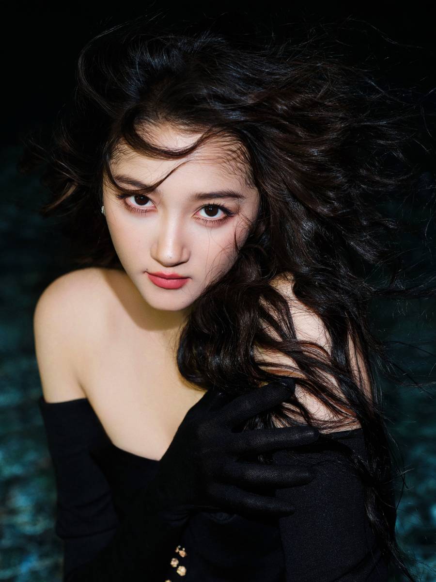 关晓彤穿黑色紧身裙气场全开 眼神凌厉御姐范十足