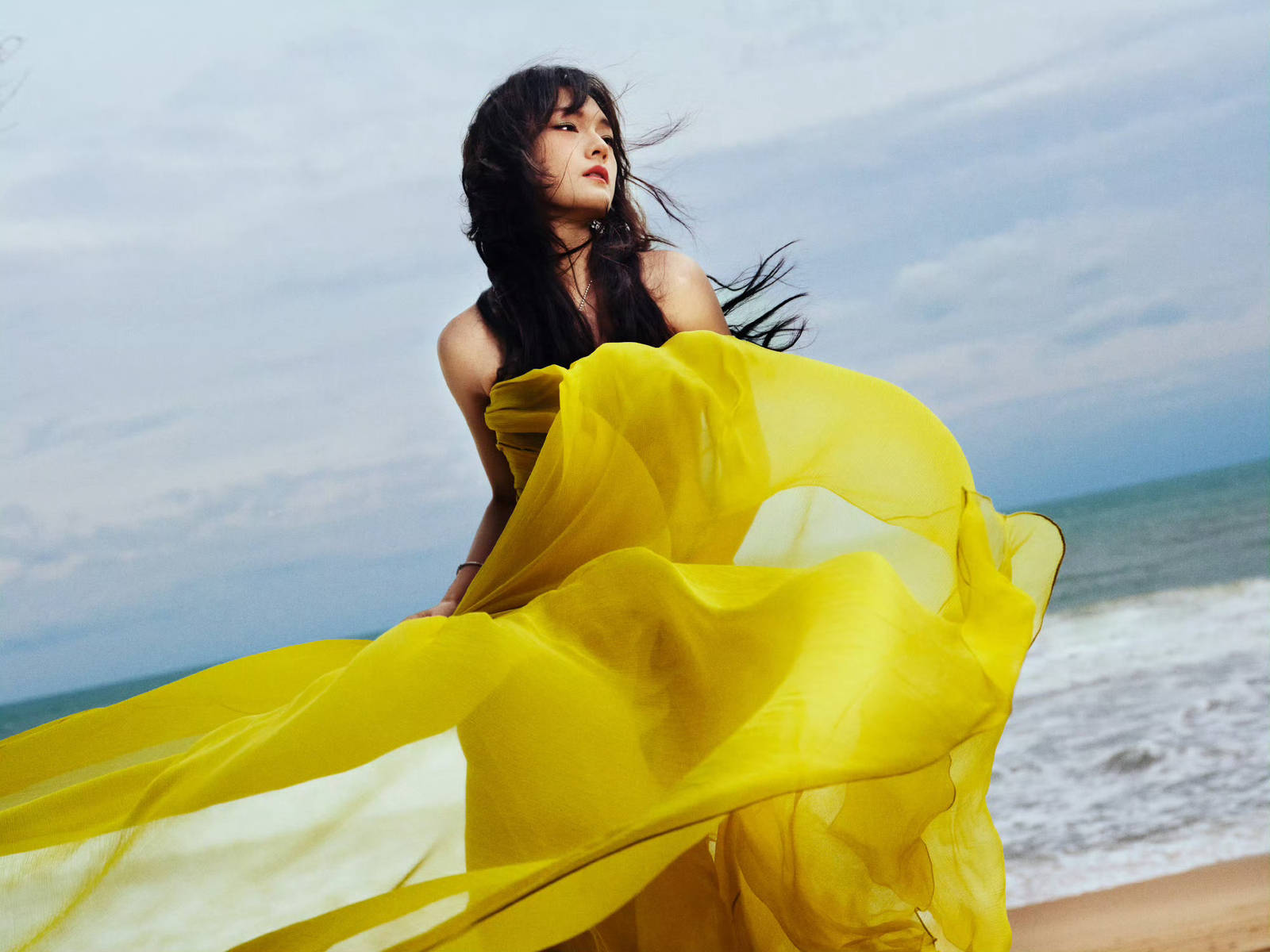 文淇穿黄色抹胸纱裙明媚随性 发丝飘逸氛围感拉满