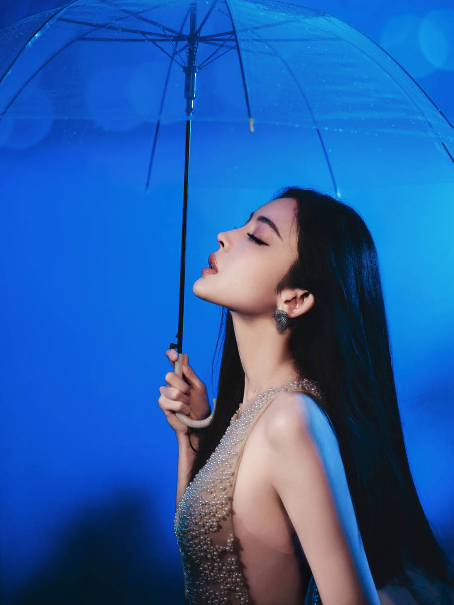 娜扎穿金色修身长裙出席活动 时尚华丽明媚耀眼