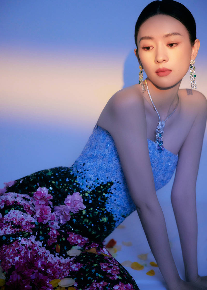 童瑶一身蓝色抹胸裙温婉动人 戴珠宝项链高贵优雅