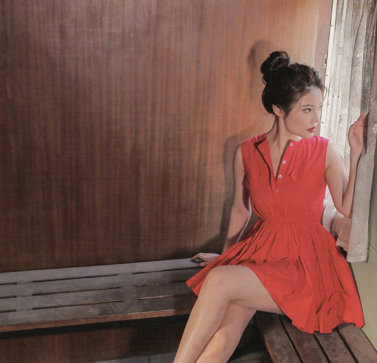 徐冬冬晒电影剧照身材火辣！黑色皮裙秒变性感御姐