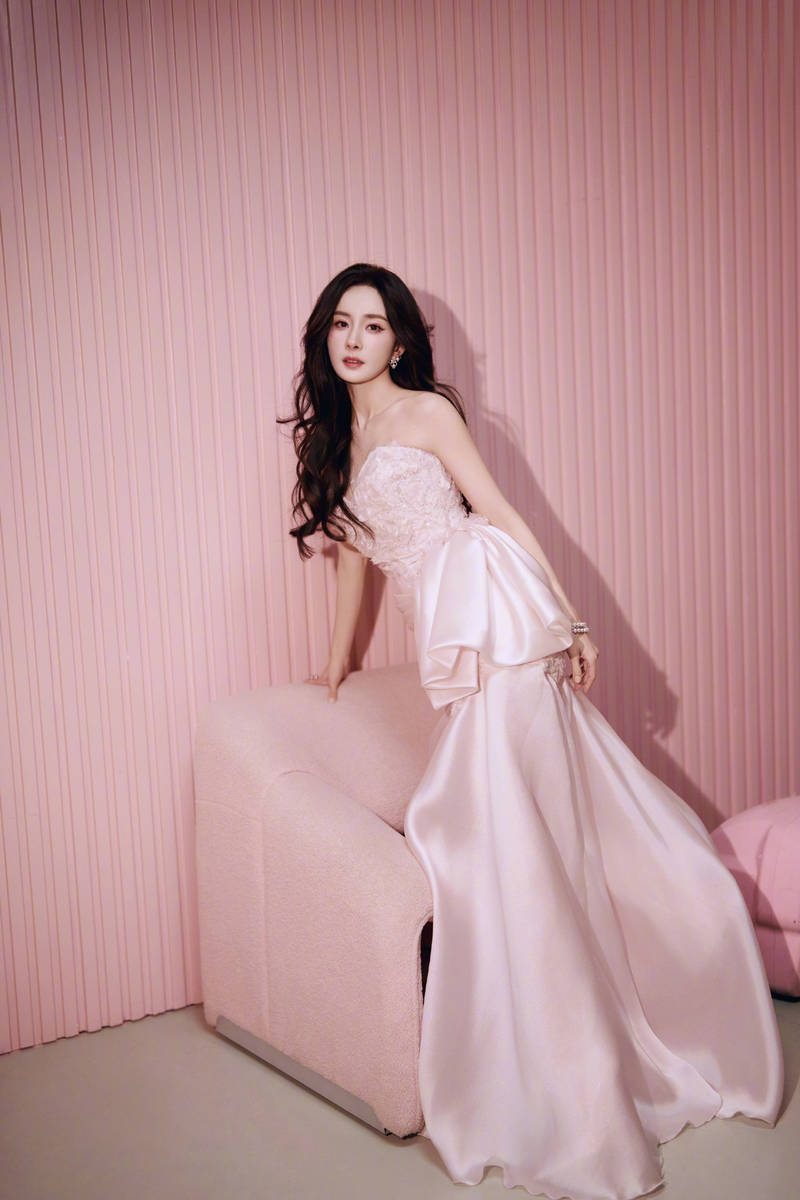 杨幂穿抹胸裙娇嫩甜美！身材苗条状态似花季少女