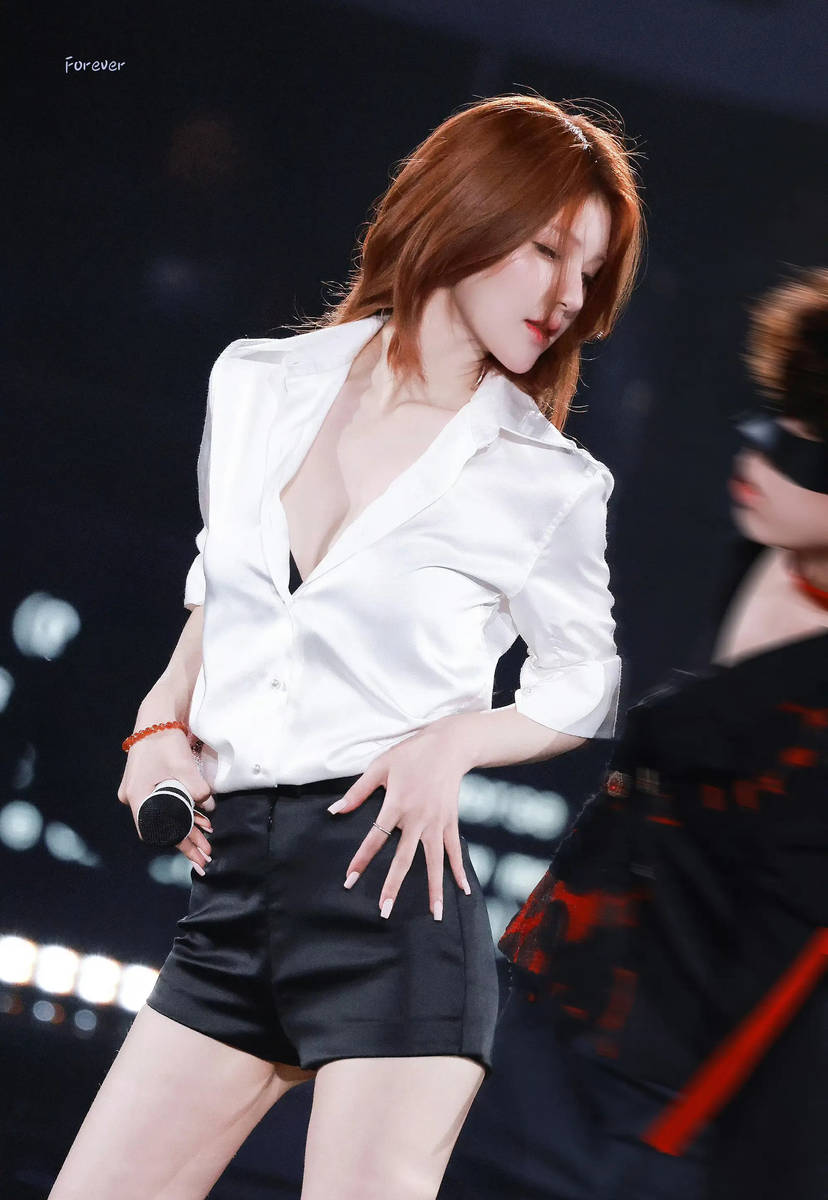 赵露思生日会新歌舞台首秀！穿黑色透视装性感吸睛