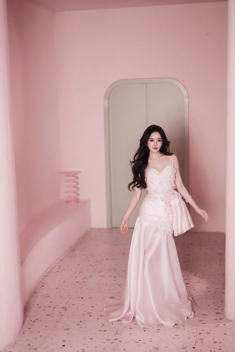 杨幂穿抹胸裙娇嫩甜美！身材苗条状态似花季少女
