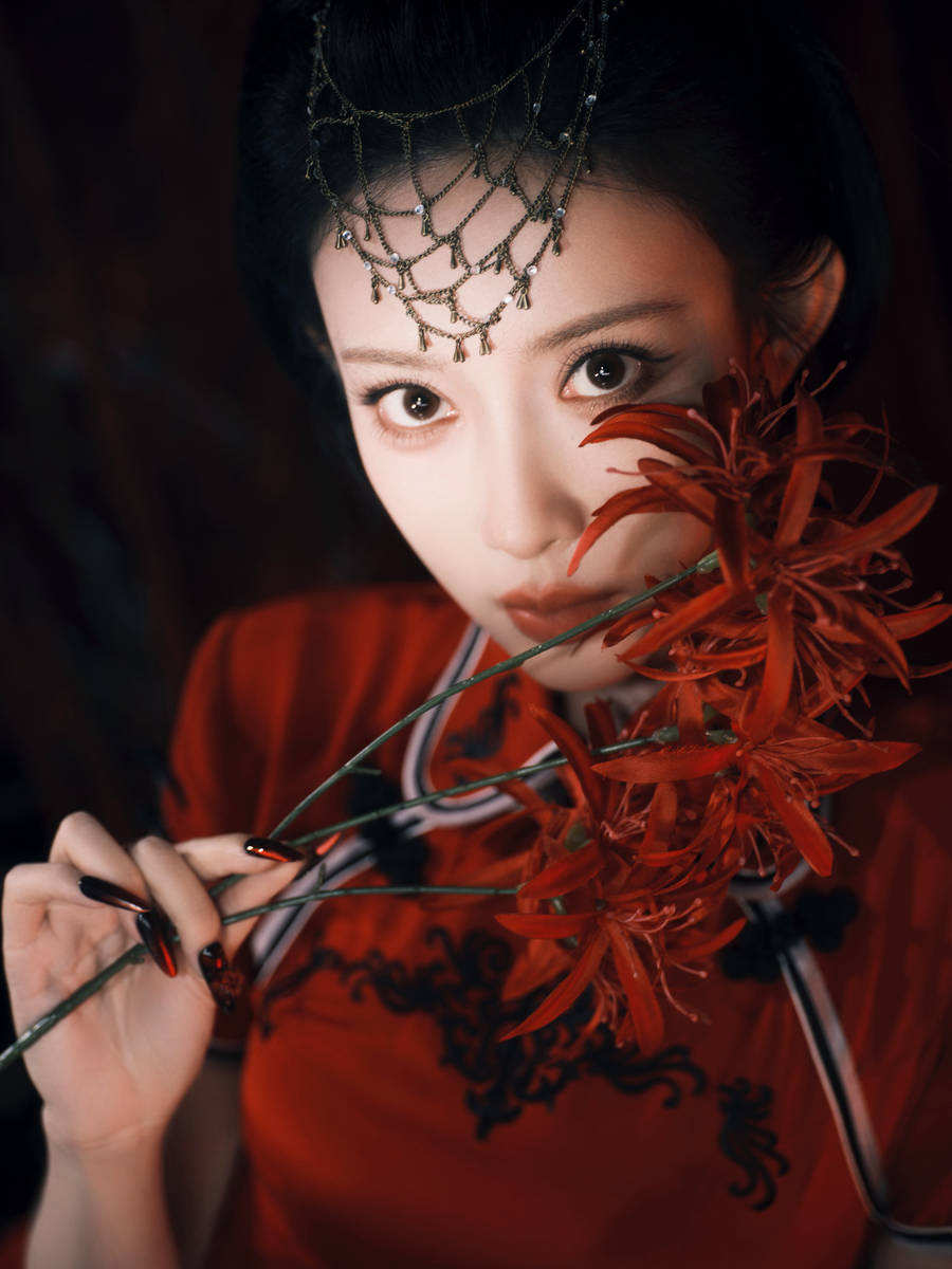 孟子义穿红色旗袍身姿曼妙 手持羽毛扇冷艳动人