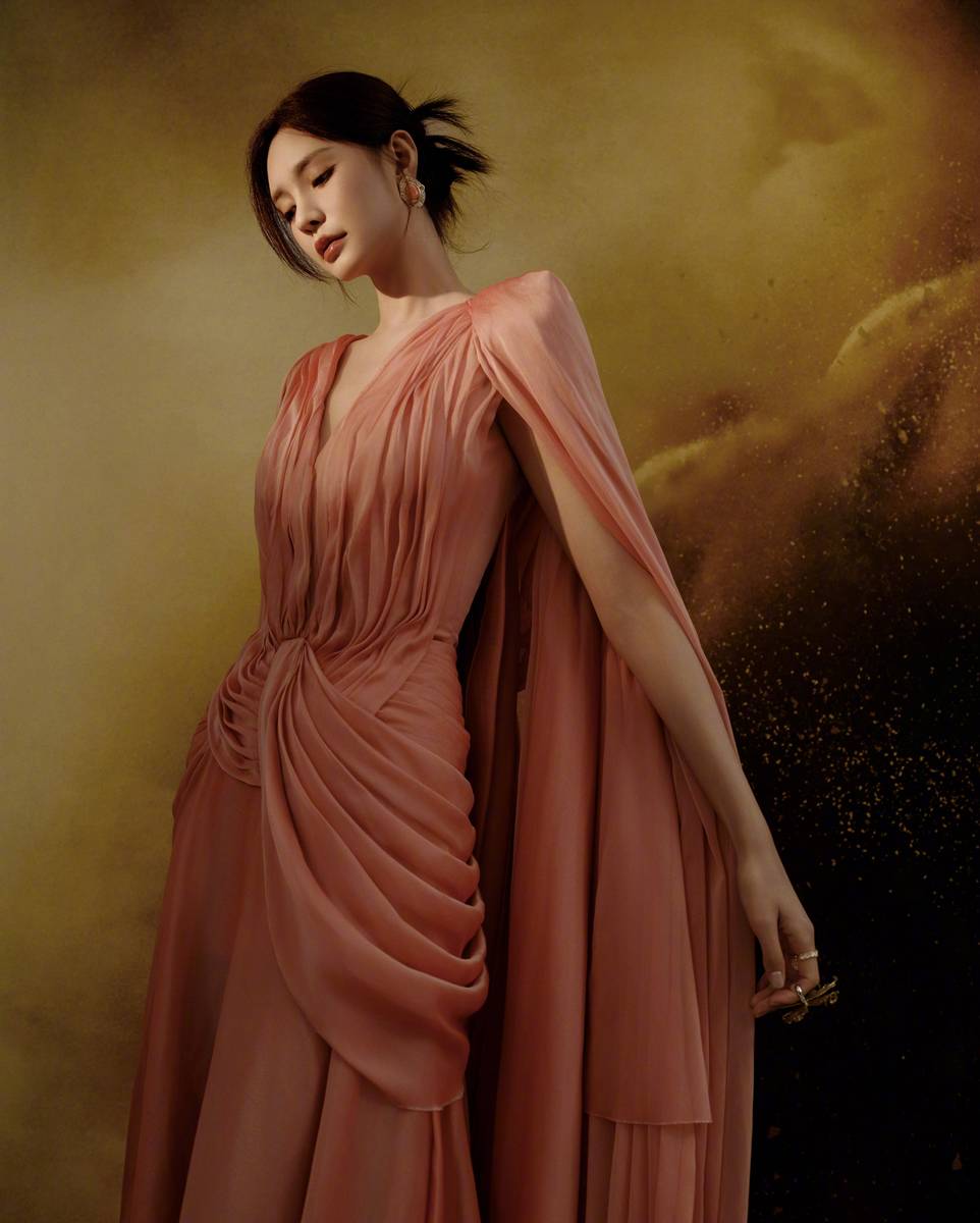 沈梦辰穿深V长裙温婉知性 手持蝴蝶饰品眼神灵动