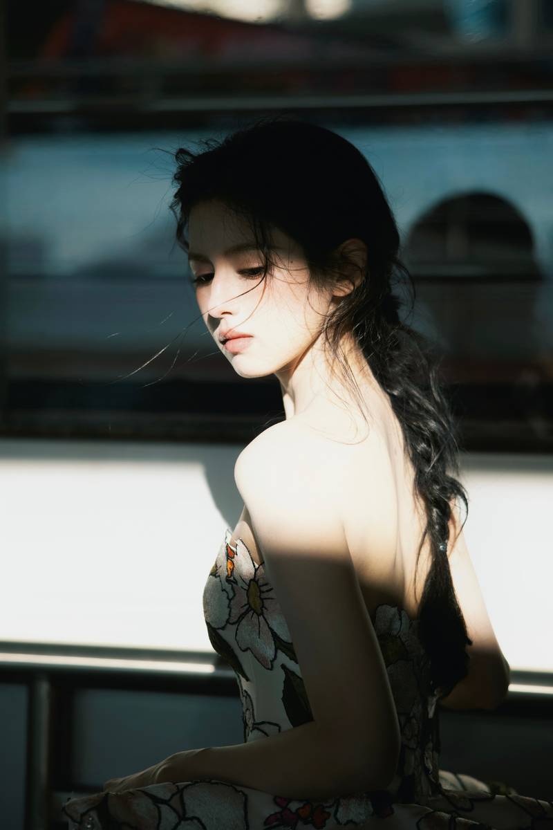 鹤男化身落跑公主清冷回眸 扎单麻花辫氛围感拉满