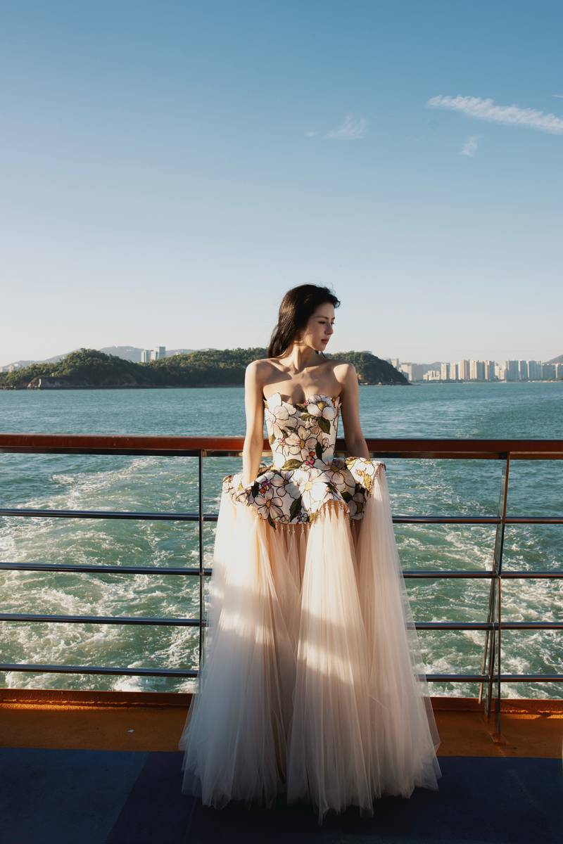 鹤男化身落跑公主清冷回眸 扎单麻花辫氛围感拉满