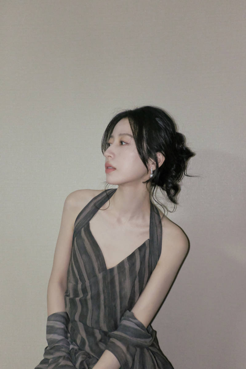 周雨彤穿挂脖长裙慵懒松弛 锁骨线条吸睛性感迷人-第1张图片-旧杳电影网