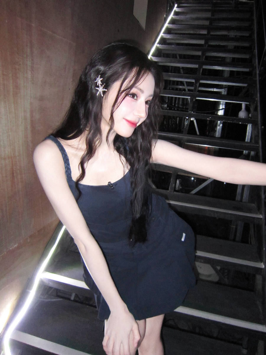 迪丽热巴穿吊带裙身材窈窕 对镜甜笑又纯又欲