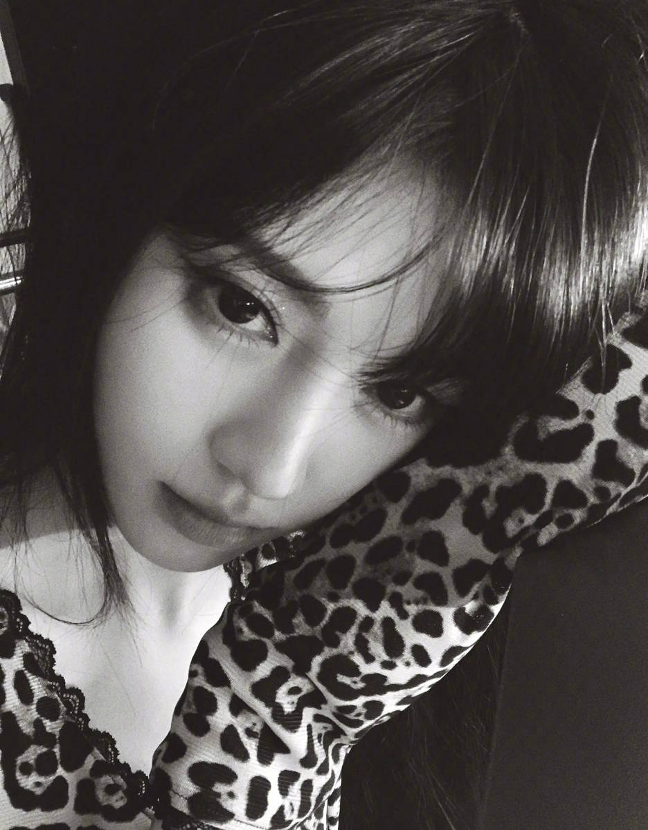 鞠婧祎穿豹纹上衣散发纯欲诱惑 黑发红唇性感慵懒