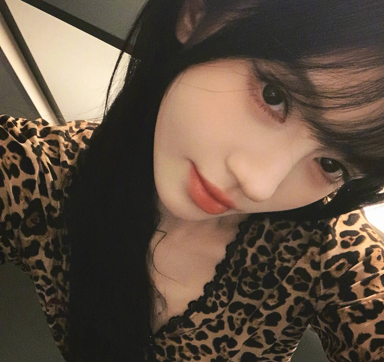 鞠婧祎穿豹纹上衣散发纯欲诱惑 黑发红唇性感慵懒