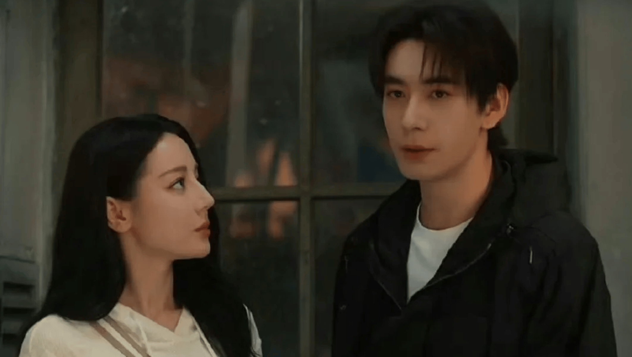 迪丽热巴陈星旭坐腿吻甜蜜养眼 两人同框CP感超强