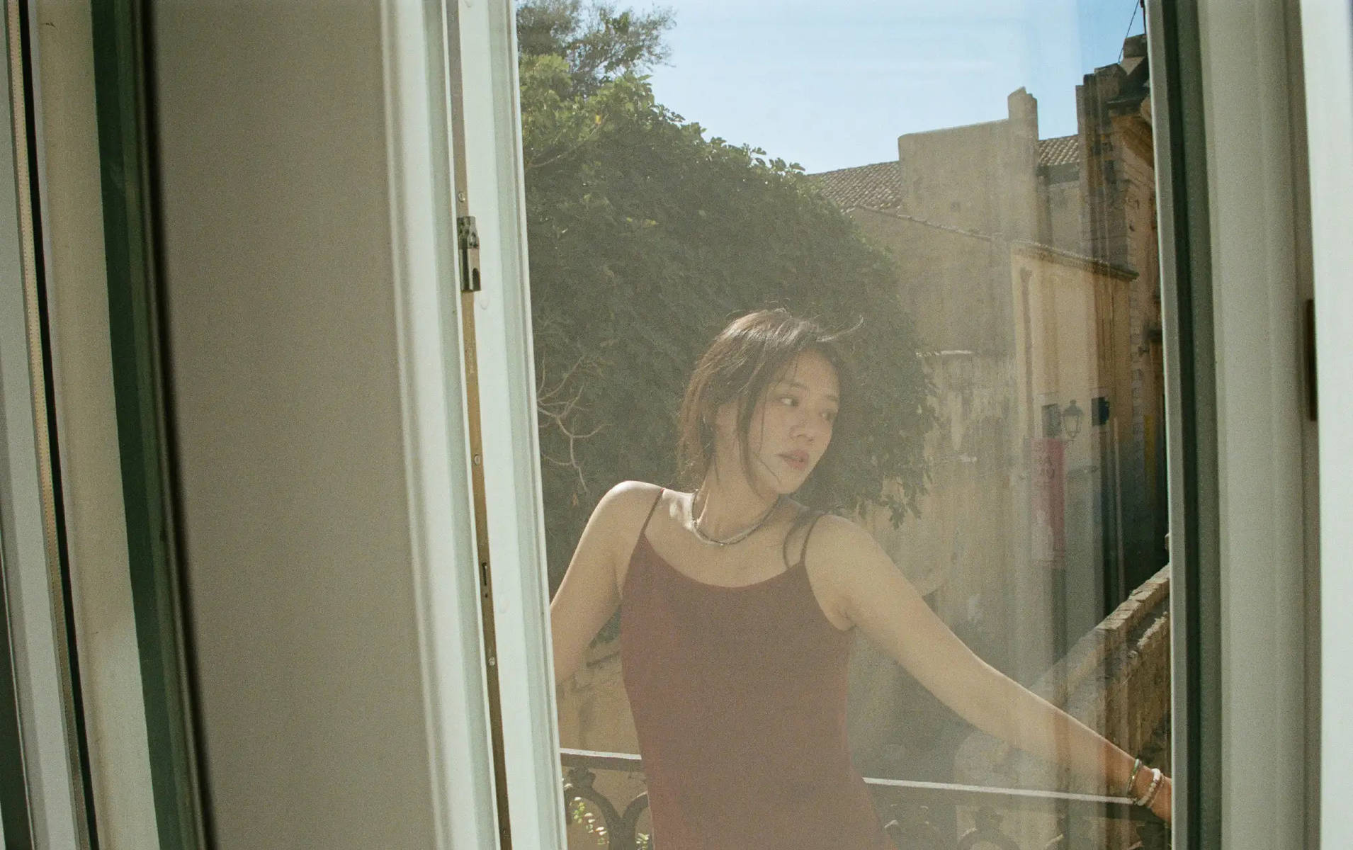 马思纯晒西西里岛旅游照！躺在礁石上吹海风好惬意