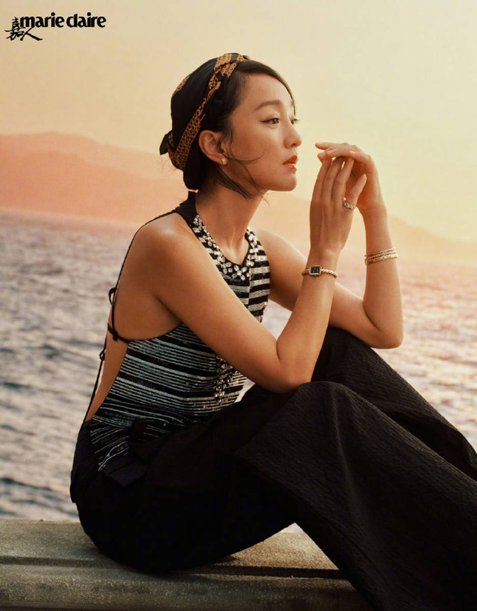 周迅的顶级松弛感太绝！倚栏远眺赤脚踏沙