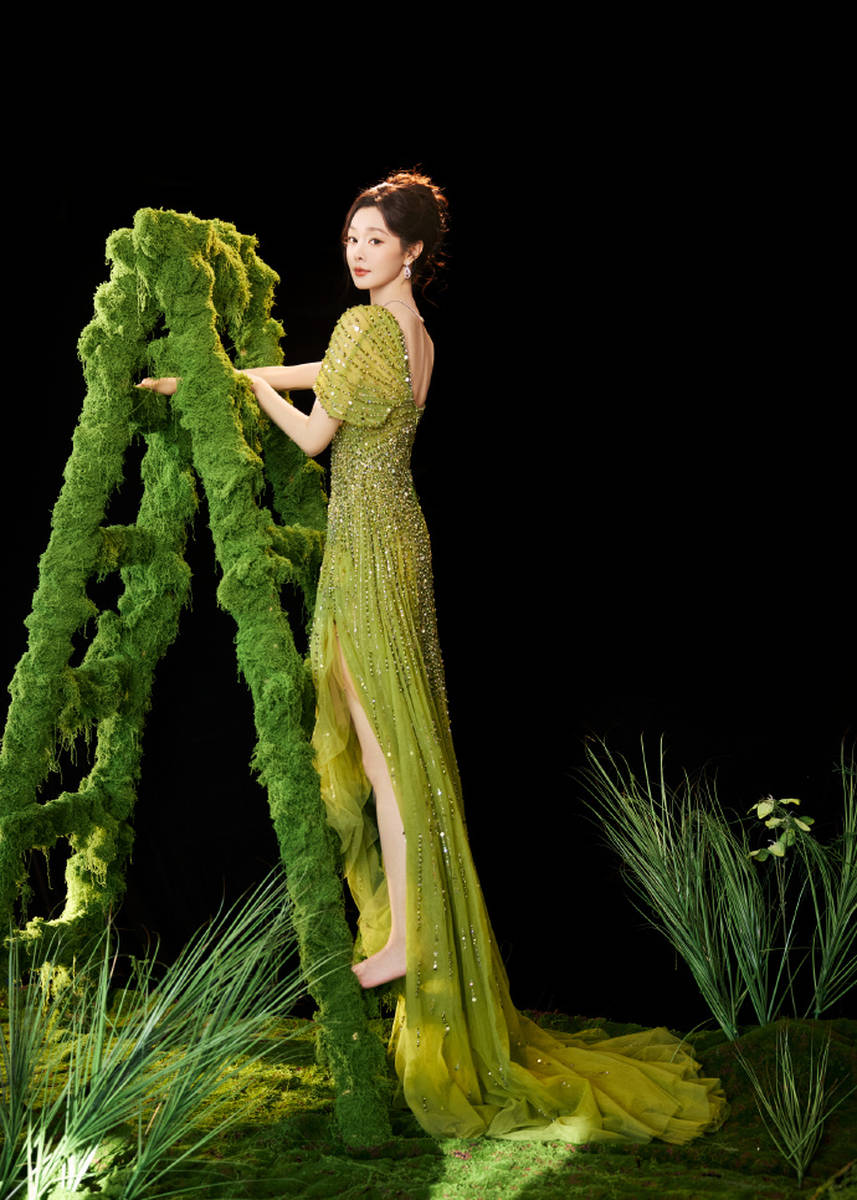 宋轶着绿色长裙化身绿野仙踪 皮肤白皙红唇吸睛